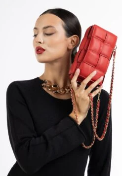 Faina Umhängetasche - Rot -Faina Verkauf 25180438a3834867ace64fcfec7382a3 1