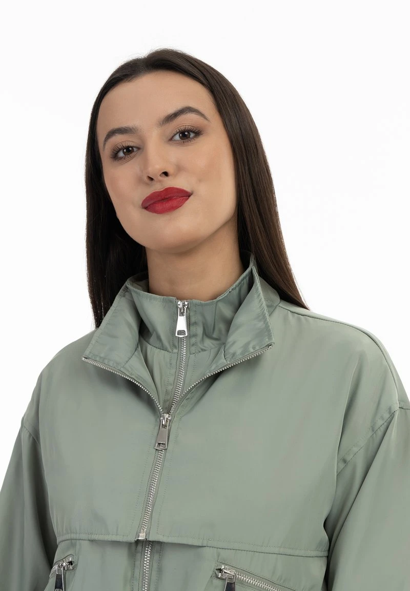 Faina Leichte Jacke - Grau Oliv 5 Faina Leichte Jacke - Grau Oliv - Image 3